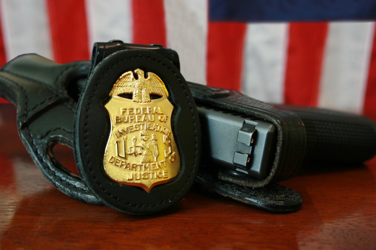 File:FBI Badge & gun.jpg - Wikimedia Commons